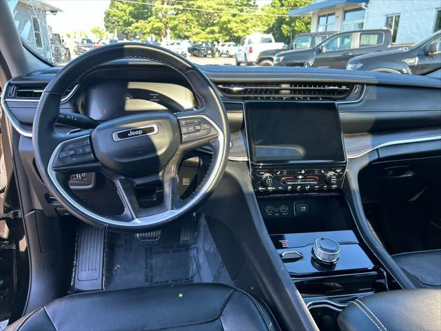 Photo of 2022 Diamond Black Crystal Pearlcoat Jeep Grand Cherokee L