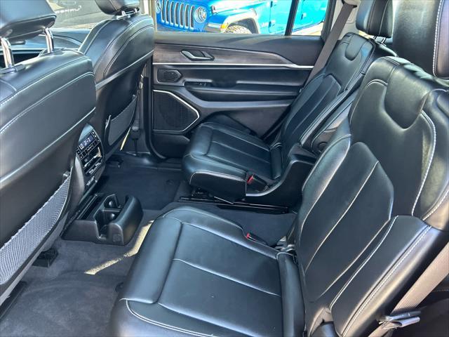 Photo of 2022 Diamond Black Crystal Pearlcoat Jeep Grand Cherokee L