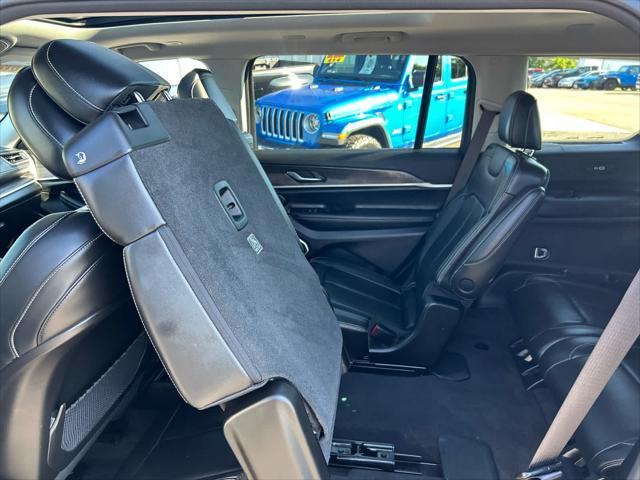 Photo of 2022 Diamond Black Crystal Pearlcoat Jeep Grand Cherokee L