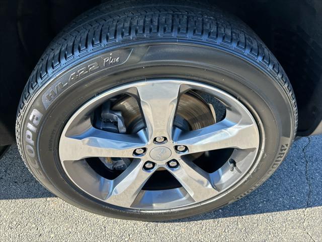 Photo of 2022 Diamond Black Crystal Pearlcoat Jeep Grand Cherokee L