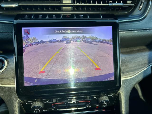 Photo of 2022 Diamond Black Crystal Pearlcoat Jeep Grand Cherokee L