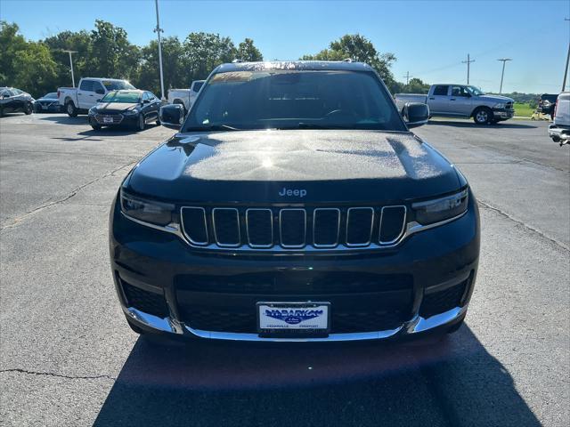 Photo of 2022 Diamond Black Crystal Pearlcoat Jeep Grand Cherokee L