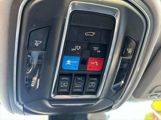 Photo of 2022 Diamond Black Crystal Pearlcoat Jeep Grand Cherokee L
