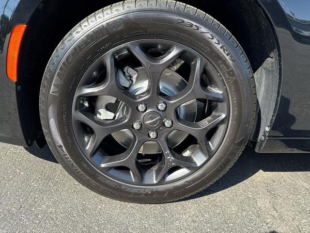 Photo of 2022 Gloss Black Chrysler 300