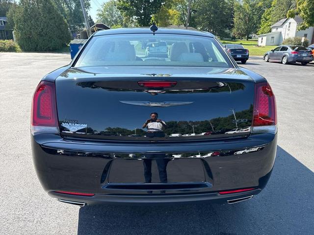 Photo of 2022 Gloss Black Chrysler 300