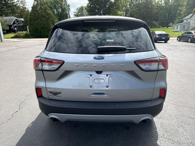 Photo of 2022 Iconic Silver Metallic Ford Escape