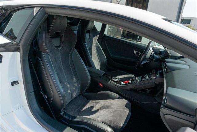 Photo of 2016 White Lamborghini Huracan