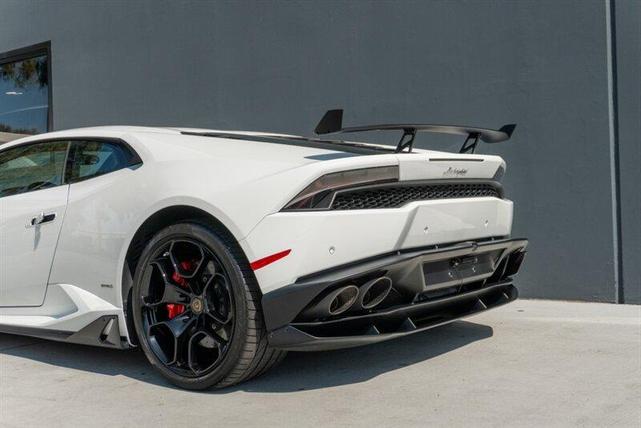Photo of 2016 White Lamborghini Huracan