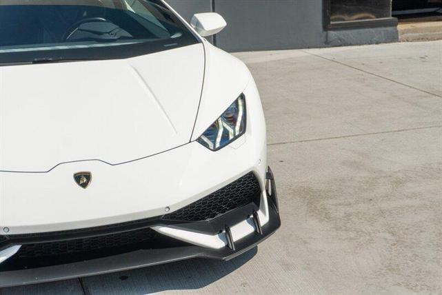 Photo of 2016 White Lamborghini Huracan