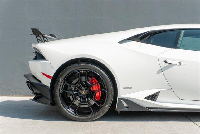 Photo of 2016 White Lamborghini Huracan