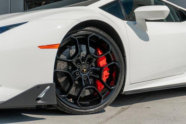 Photo of 2016 White Lamborghini Huracan