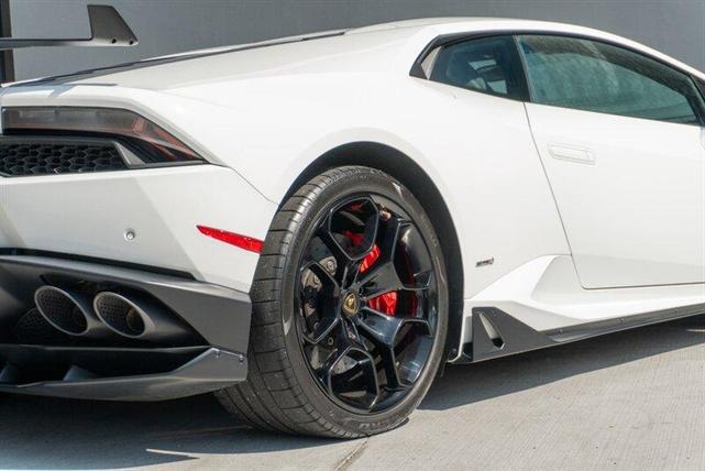 Photo of 2016 White Lamborghini Huracan