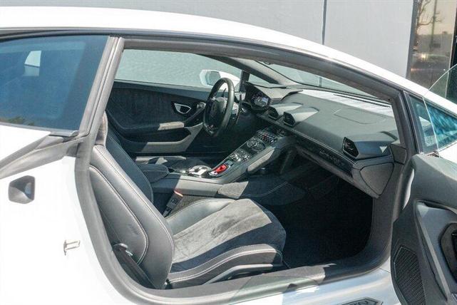 Photo of 2016 White Lamborghini Huracan