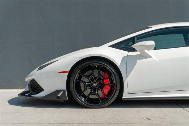 Photo of 2016 White Lamborghini Huracan