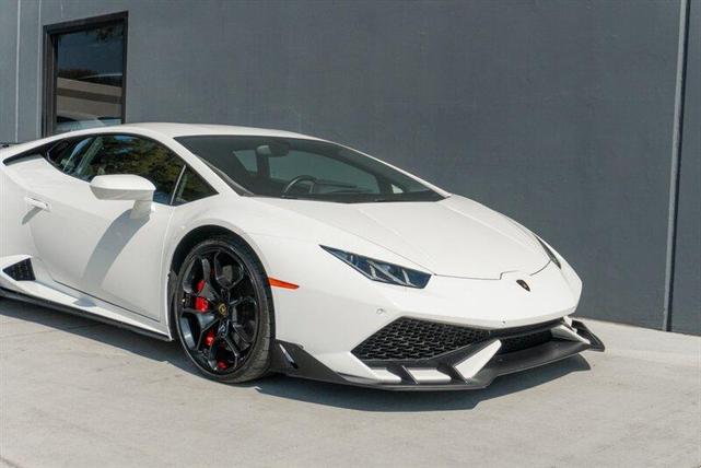 Photo of 2016 White Lamborghini Huracan