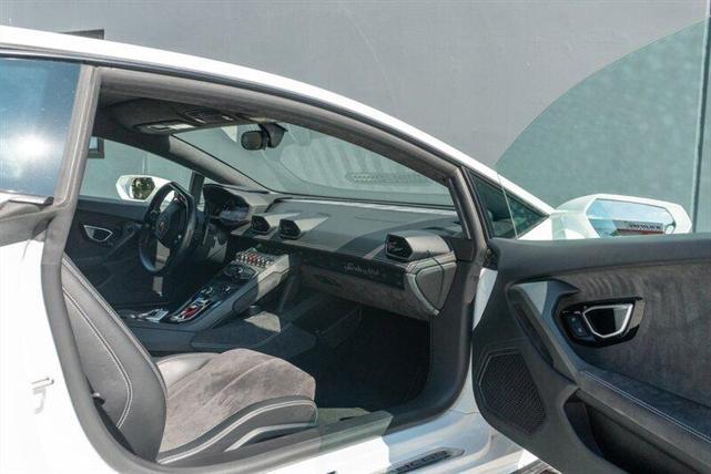 Photo of 2016 White Lamborghini Huracan