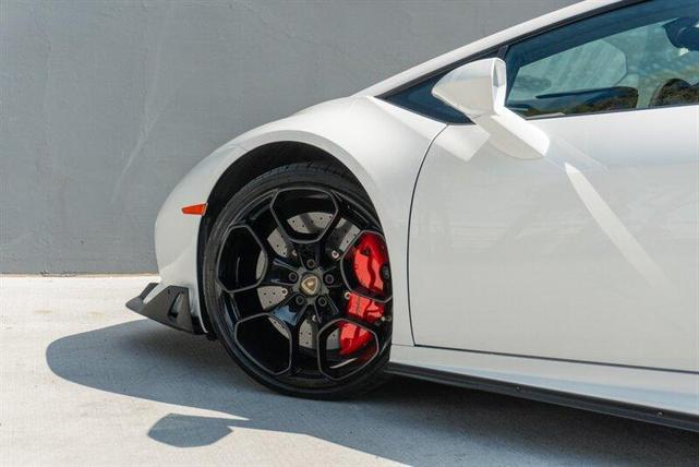 Photo of 2016 White Lamborghini Huracan
