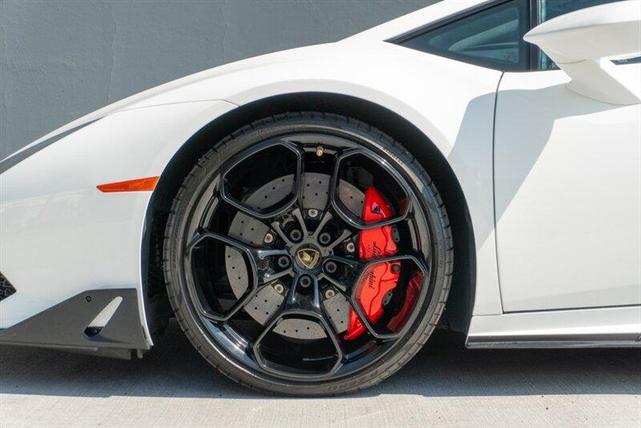 Photo of 2016 White Lamborghini Huracan