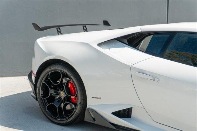 Photo of 2016 White Lamborghini Huracan