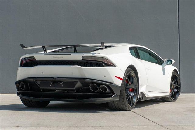 Photo of 2016 White Lamborghini Huracan