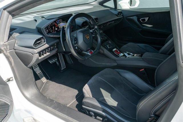 Photo of 2016 White Lamborghini Huracan