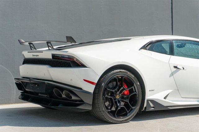 Photo of 2016 White Lamborghini Huracan