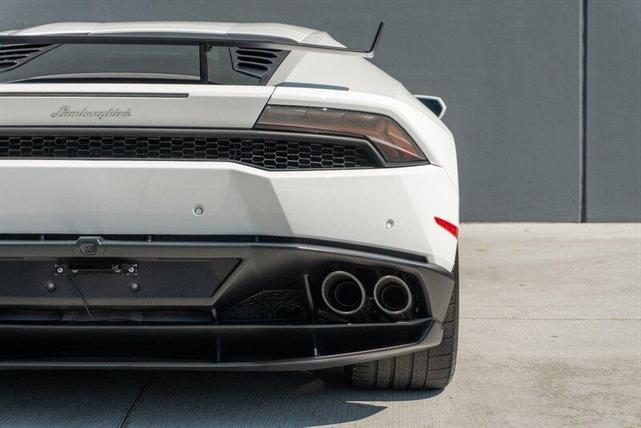 Photo of 2016 White Lamborghini Huracan