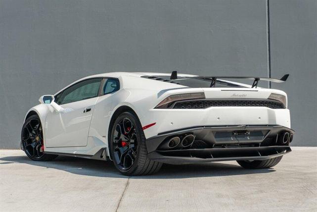 Photo of 2016 White Lamborghini Huracan