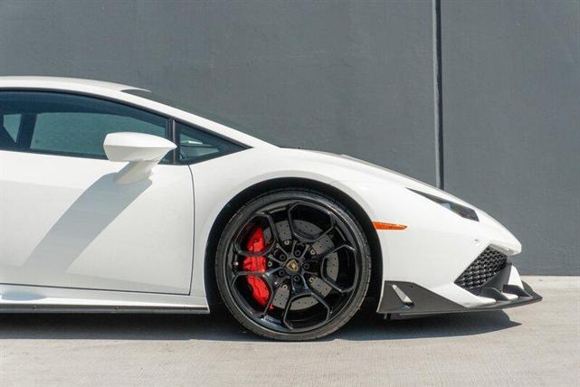 Photo of 2016 White Lamborghini Huracan