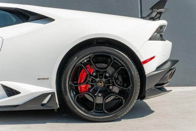 Photo of 2016 White Lamborghini Huracan