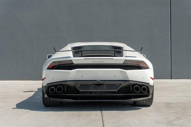 Photo of 2016 White Lamborghini Huracan