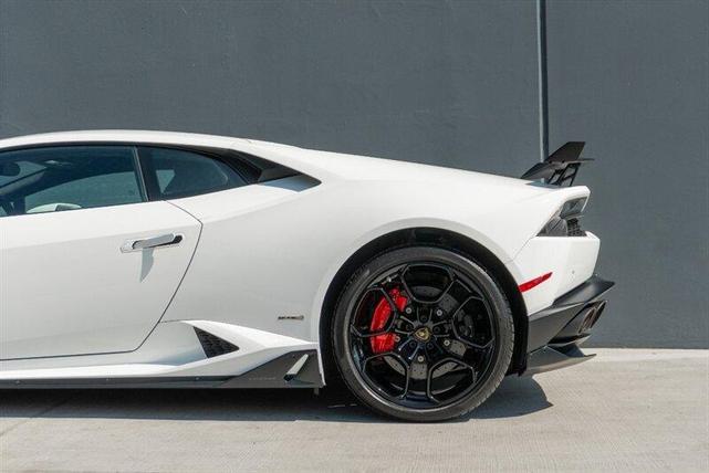 Photo of 2016 White Lamborghini Huracan