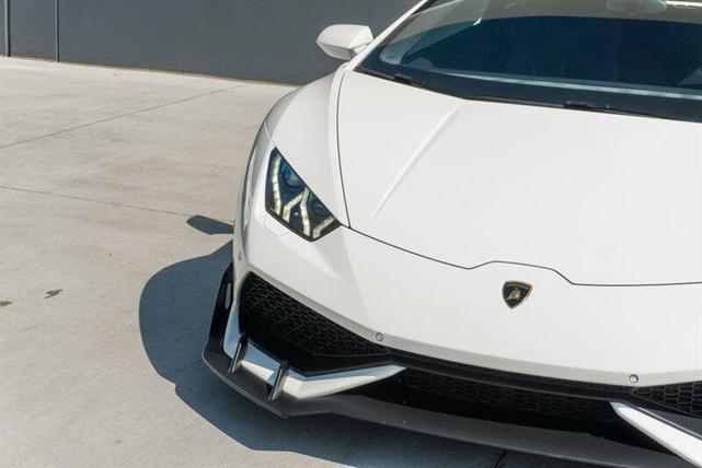 Photo of 2016 White Lamborghini Huracan