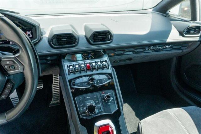 Photo of 2016 White Lamborghini Huracan