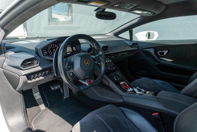 Photo of 2016 White Lamborghini Huracan