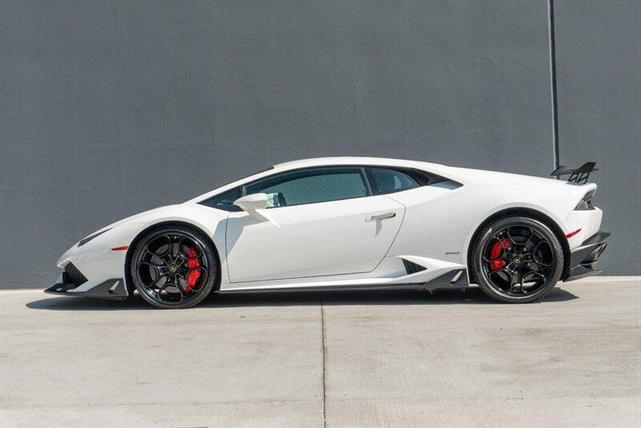 Photo of 2016 White Lamborghini Huracan