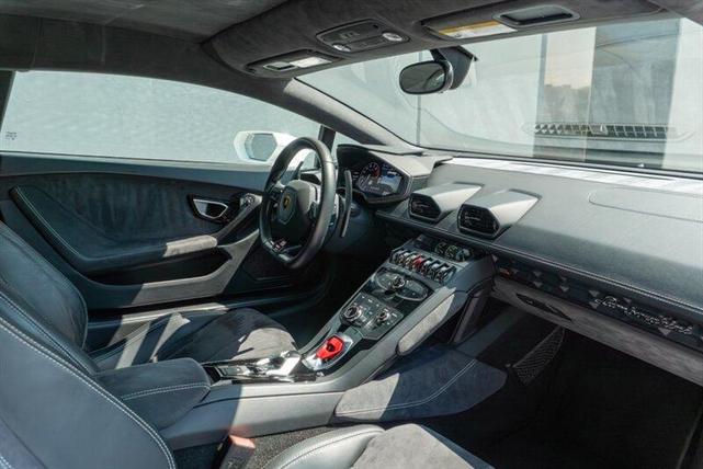 Photo of 2016 White Lamborghini Huracan