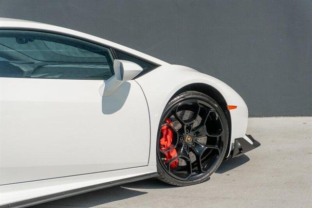 Photo of 2016 White Lamborghini Huracan