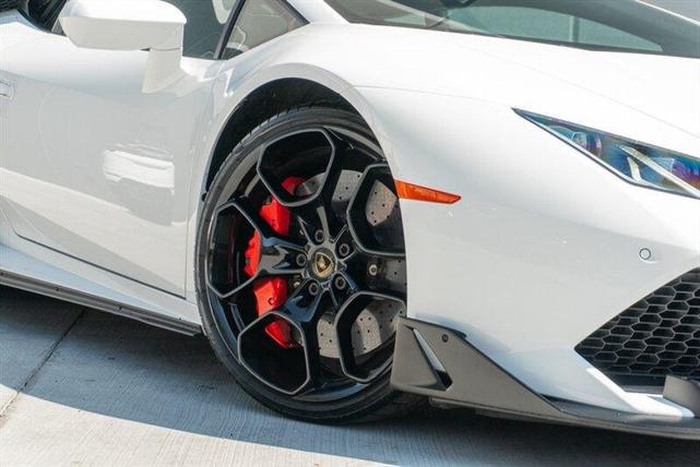 Photo of 2016 White Lamborghini Huracan