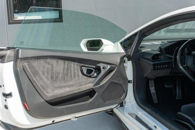 Photo of 2016 White Lamborghini Huracan