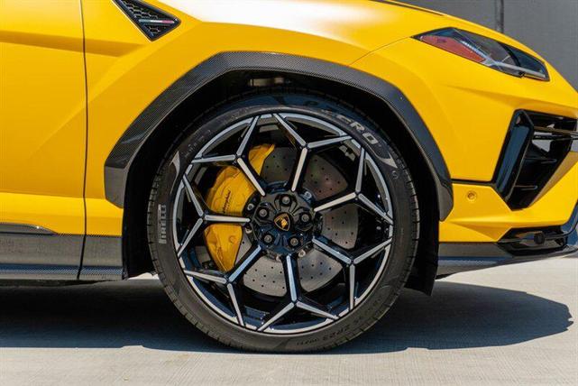 Photo of 2024 Yellow Lamborghini Urus