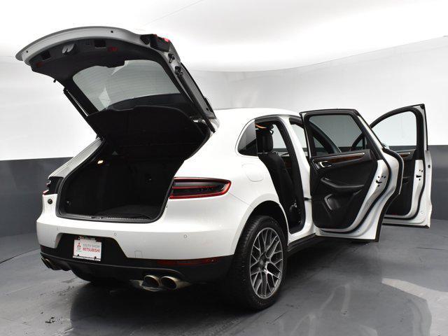 Photo of 2015 White Porsche Macan