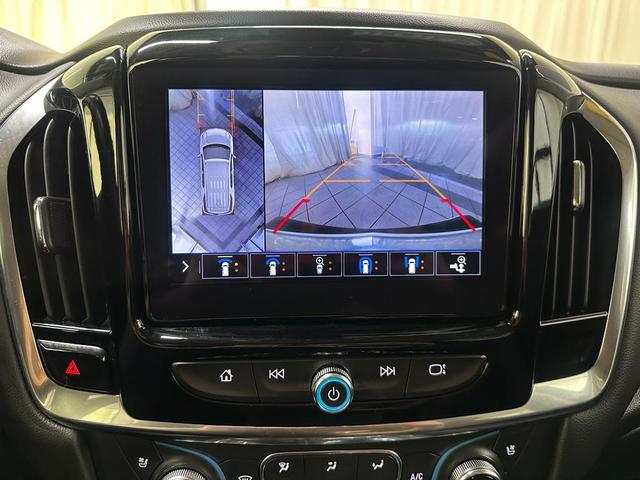 Photo of 2021 Iridescent Pearl Tricoat Chevrolet Traverse