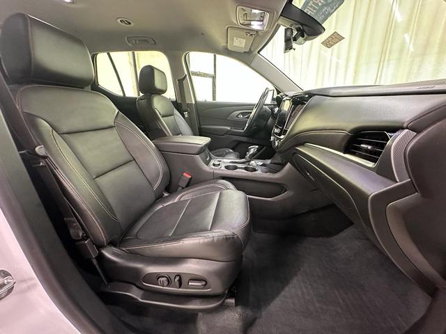 Photo of 2021 Iridescent Pearl Tricoat Chevrolet Traverse