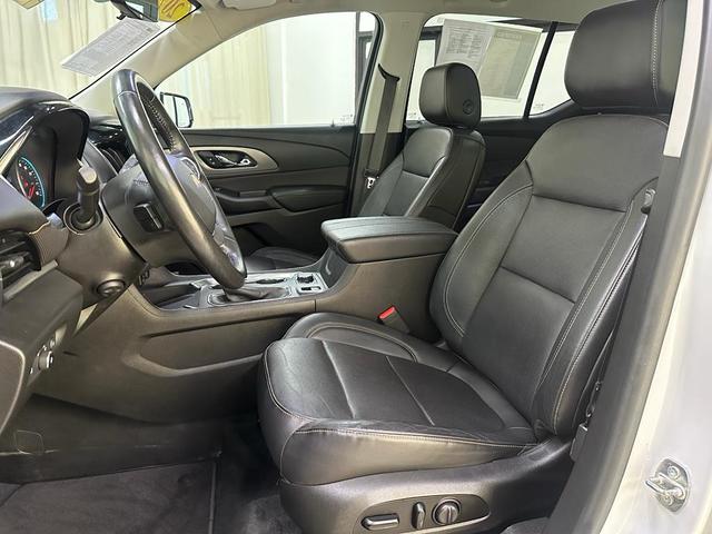 Photo of 2021 Iridescent Pearl Tricoat Chevrolet Traverse
