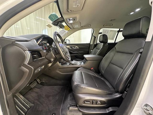Photo of 2021 Iridescent Pearl Tricoat Chevrolet Traverse