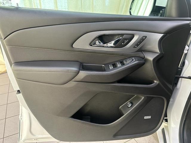 Photo of 2021 Iridescent Pearl Tricoat Chevrolet Traverse