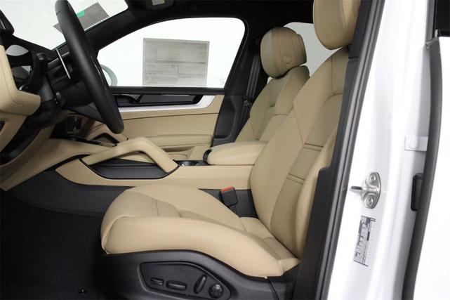 Photo of 2025 Carrara White Metallic Porsche Cayenne