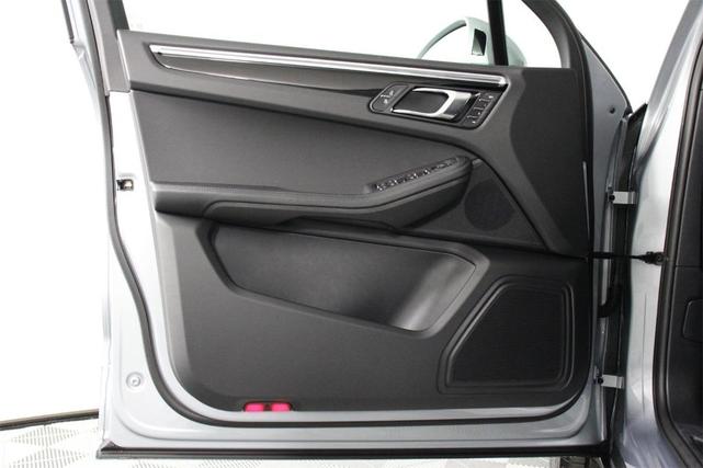Photo of 2025 Dolomite Silver Metallic Porsche Macan