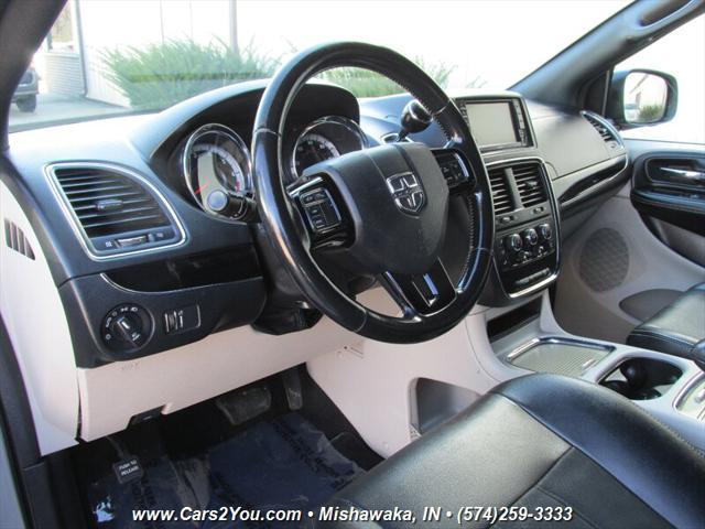 Photo of 2019 Granite Pearlcoat Dodge Grand Caravan